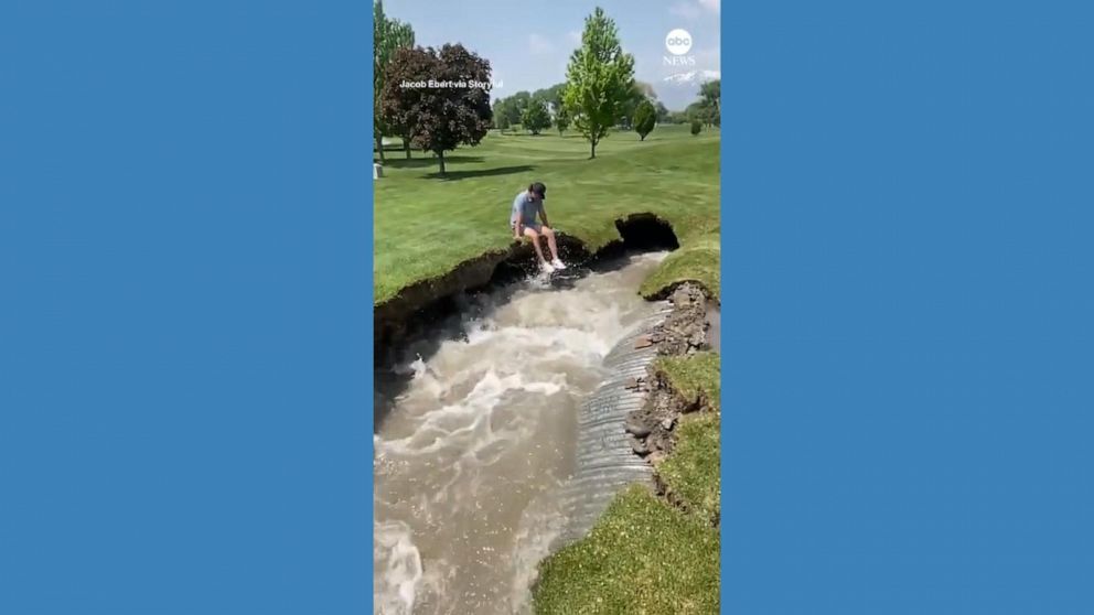 Video Sinkhole opens in middle of Utah golf course ABC News