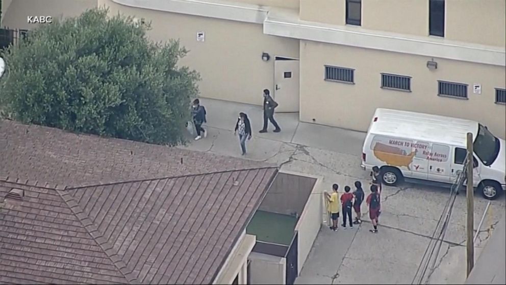 Texas Gov. Greg Abbott buses group of migrants to Los Angeles | GMA