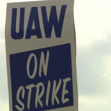 VIDEO: Autoworkers take to picket lines for 4th day of an historic strike 