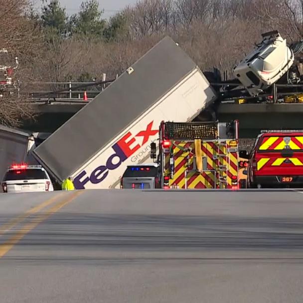 Accidente De Camión De Fedex Ground Fedex Delivery Driver Falls Out