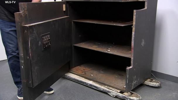 Thieves steal over $1 million in jewelry after cutting through wall of Chicago store