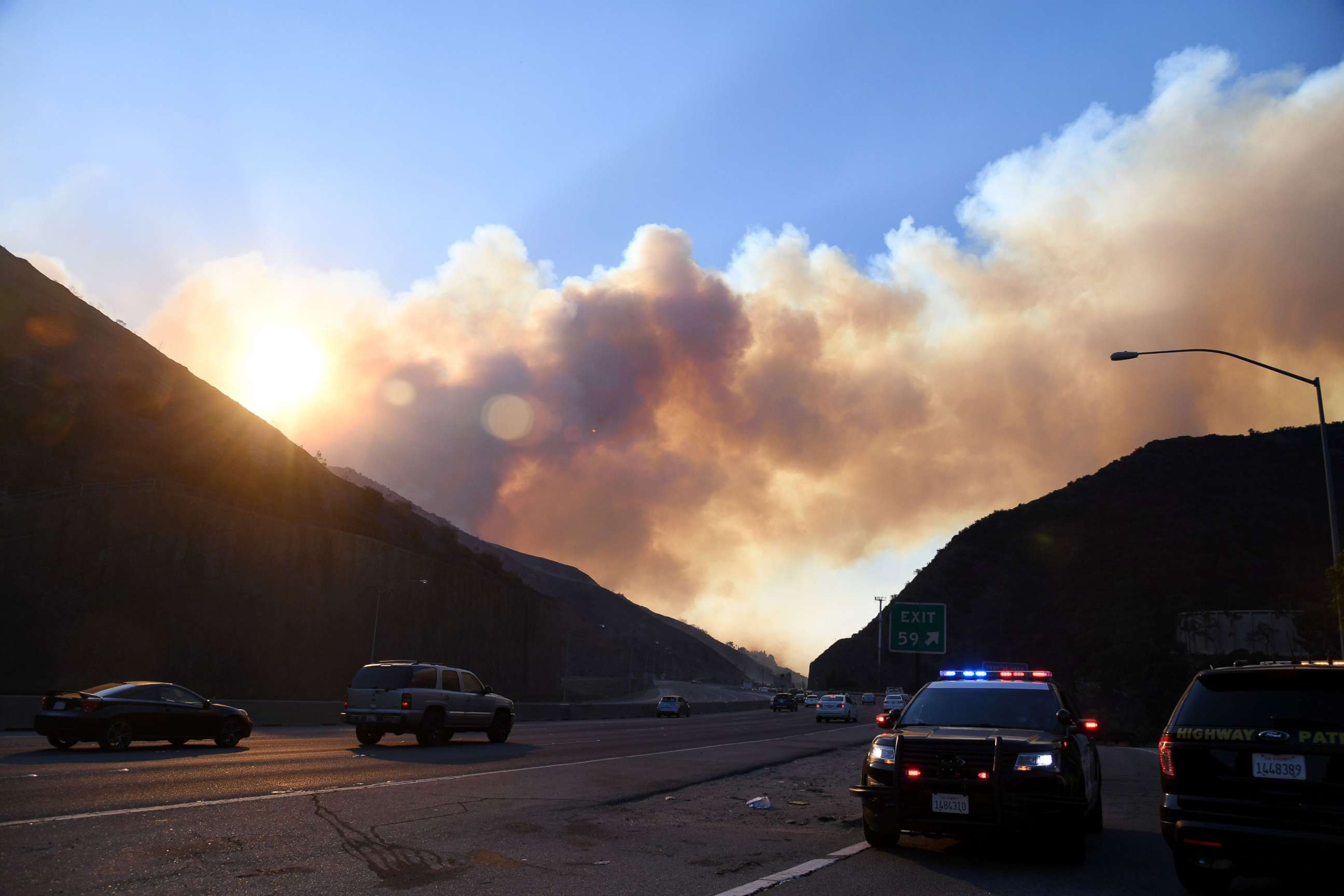 PHOTO: Smoke from the Skirball Fire rises above the 405 freeway near the Bel-Air area of Los Angeles, Dec. 6, 2017.