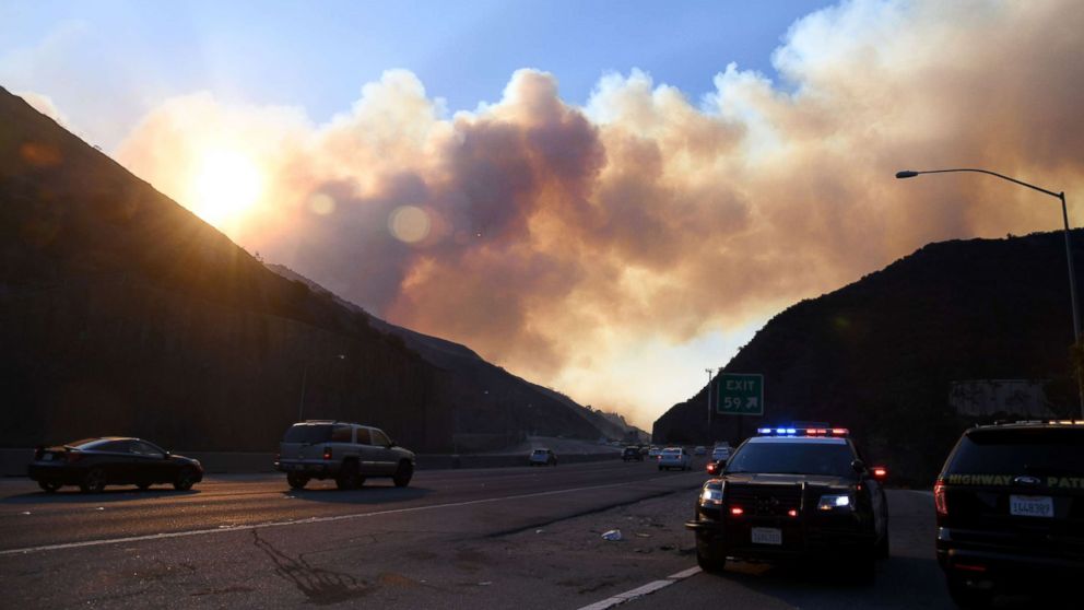 PHOTO: Smoke from the Skirball Fire rises above the 405 freeway near the Bel-Air area of Los Angeles, Dec. 6, 2017.