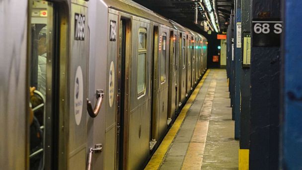 警方：一名74岁男子在纽约地铁站被无缘无故推下轨道