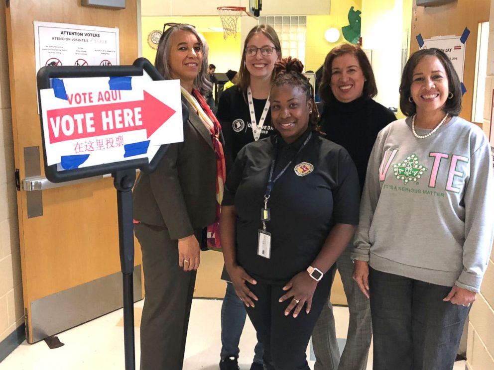 PHOTO: 911 operator Jenee Wood, right, instructed a bystander how to perform CPR on a man who went into cardiac arrest while in line to vote in Washington, D.C., Nov. 6, 2018.  