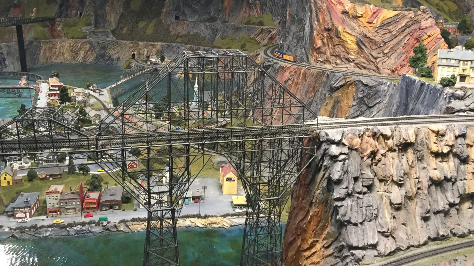 huge model train set