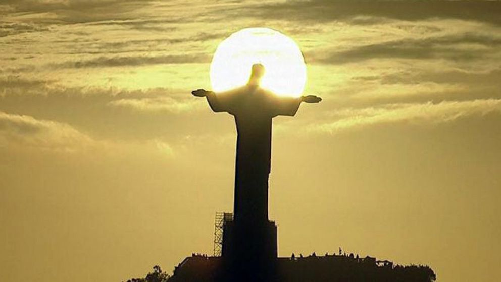 Camera Catches Breathtaking Shot Of Sun Behind Christ The Redeemer During World Cup Final Abc News 