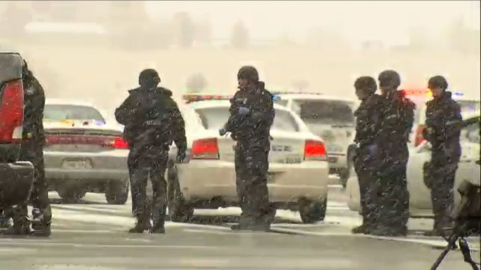 PHOTO: Police respond to active shooting situation in Colorado Springs, Colo., Nov. 27, 2015.