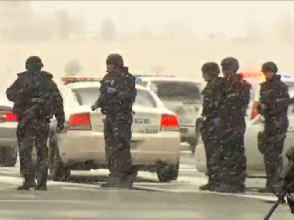 PHOTO: Police respond to active shooting situation in Colorado Springs, Colo., Nov. 27, 2015.