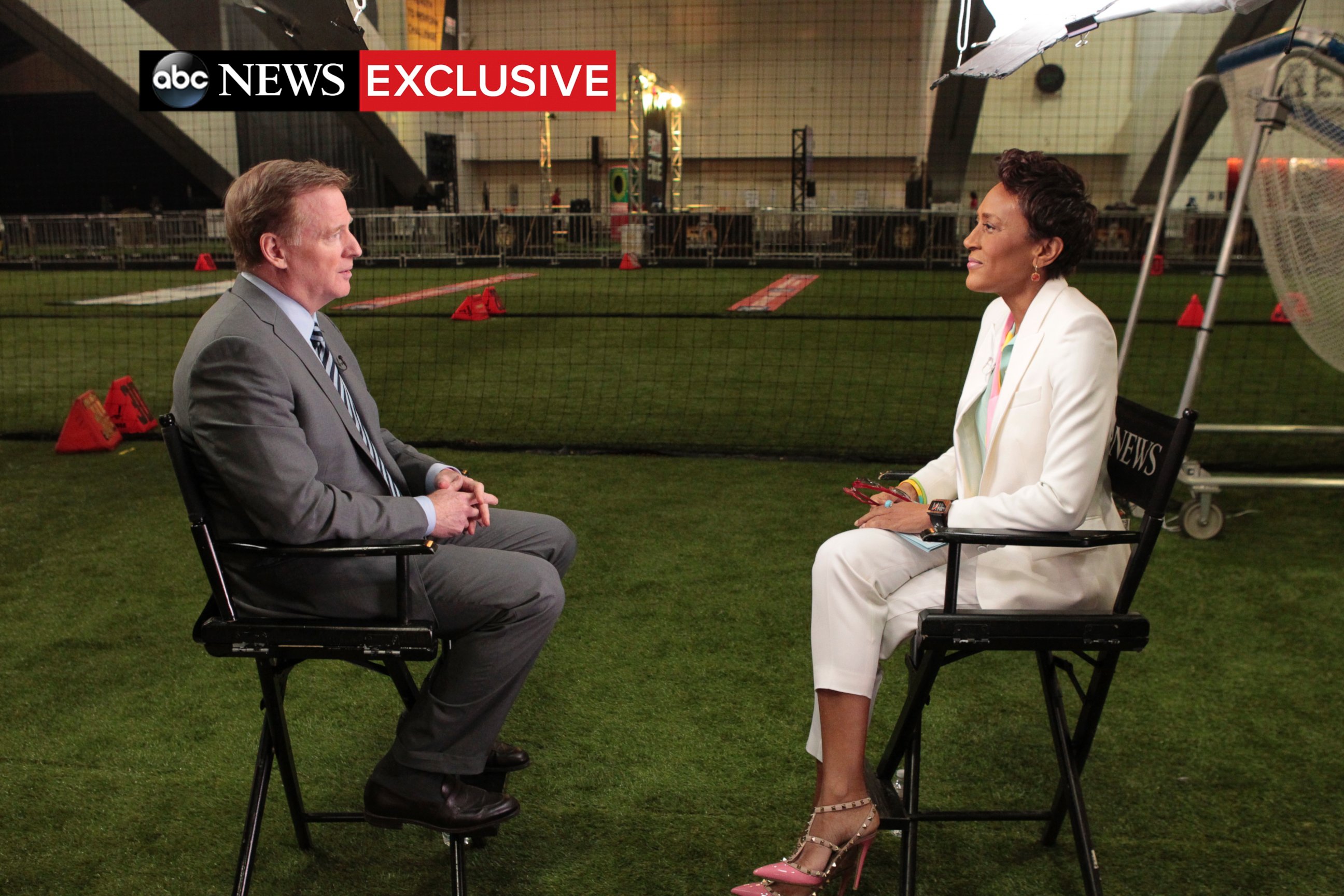 PHOTO: ABC News' Robin Roberts interviews NFL commissioner Roger Goodell on Feb. 4, 2016.