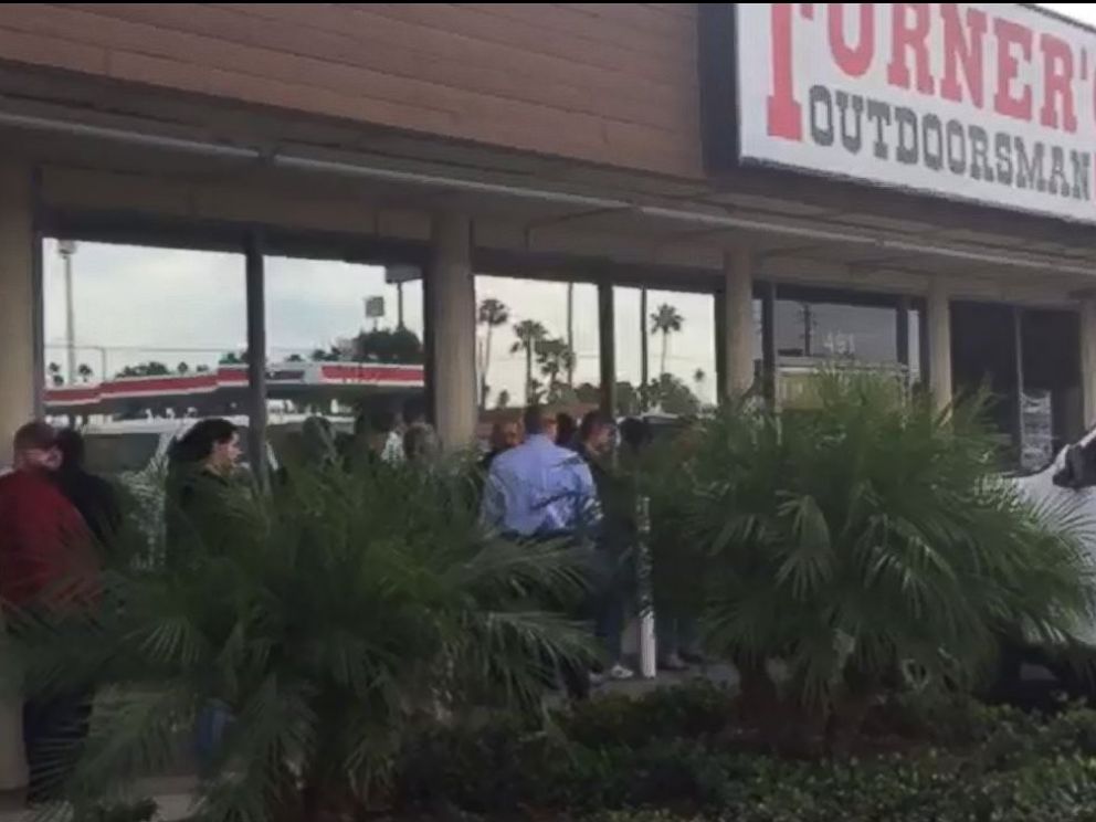 PHOTO: People lined up at the Turners Outdoorsman gunshop in Southern California, Dec. 6, 2015.