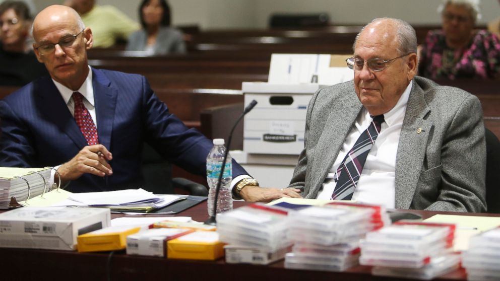 PHOTO: Retired police officer Curtis Reeves, right, sits with his defense attorney Richard Escobar during a hearing at the Robert D. Sumner Judicial Center, Feb. 21, 2017, in Dade City, Florida. 