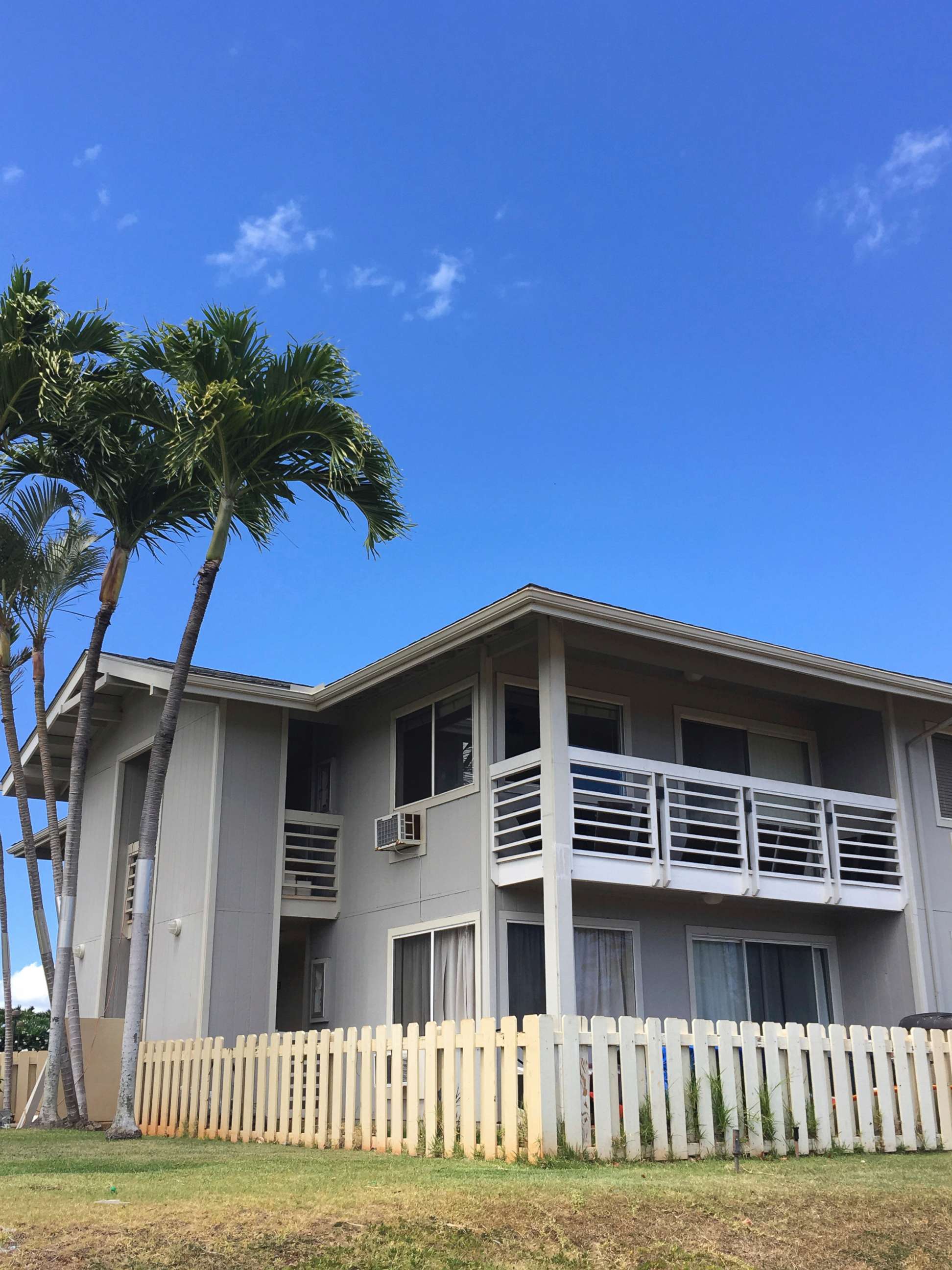 PHOTO: The exterior of the condo complex where Ikaika Kang, a sergeant first class in the U.S. Army, lives in Waipahu, Hawaii, July 10, 2017.