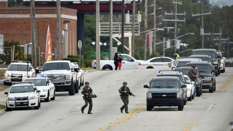 PHOTO: SWAT team officers arrive on the scene as a gunman holds hostages during an attempted robbery at Community First Credit Union, Dec. 1, 2016, in Jacksonville, Florida.