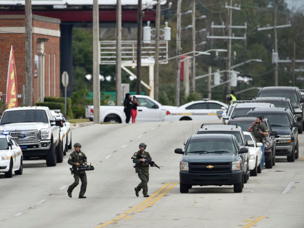 PHOTO: SWAT team officers arrive on the scene as a gunman holds hostages during an attempted robbery at Community First Credit Union, Dec. 1, 2016, in Jacksonville, Florida.