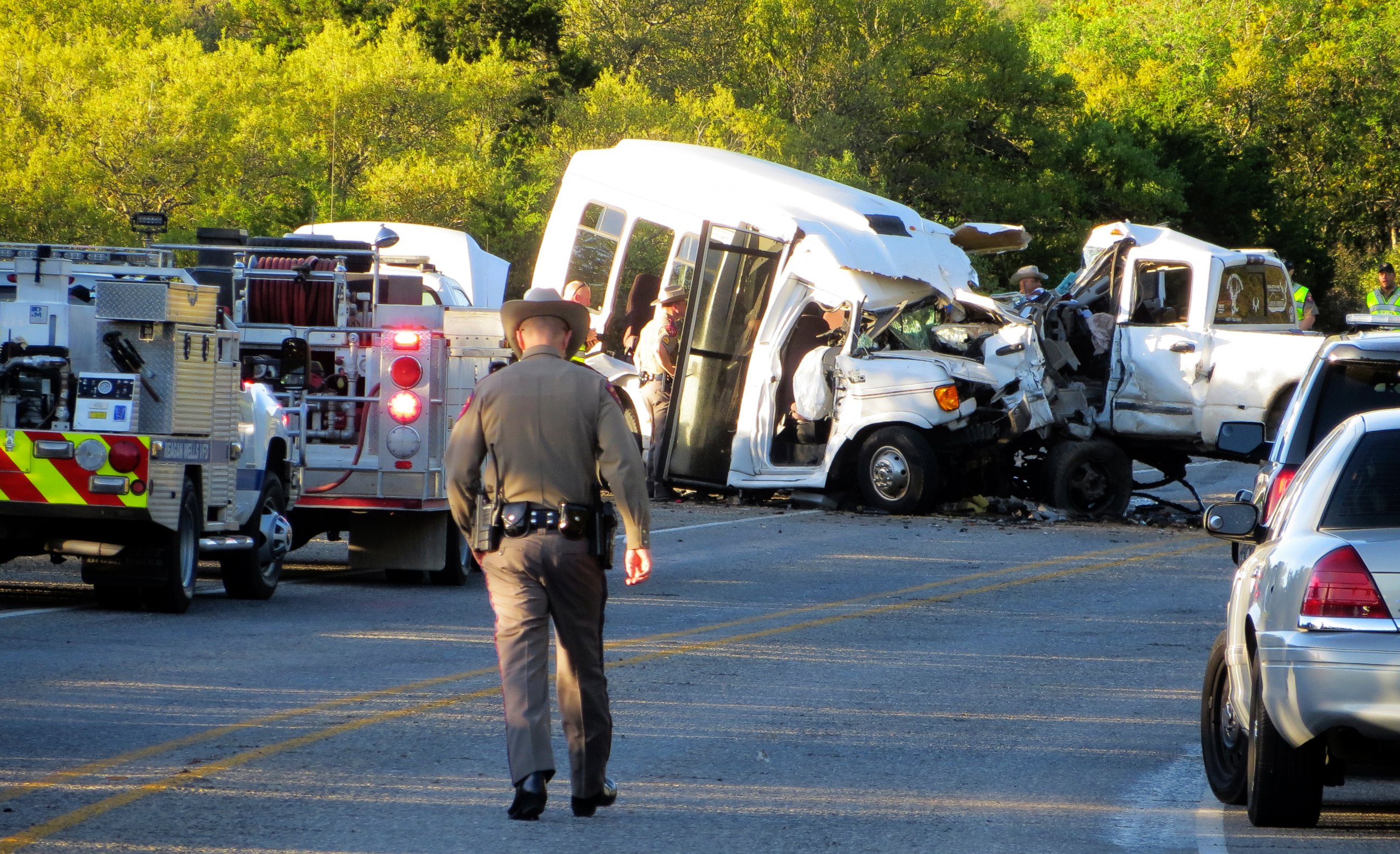 PHOTO: Authorities investigate after a deadly crash involving a van carrying church members and a pickup truck on U.S. 83 outside Garner State Park in Uvalde County, Texas, March 29, 2017. 