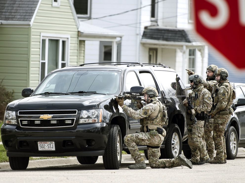 PHOTO: In this Thursday, April 6, 2017, photo, FBI agents provide tactical support to sheriffs detectives during a search for Joseph Jakubowski, in Janesville, Wis.