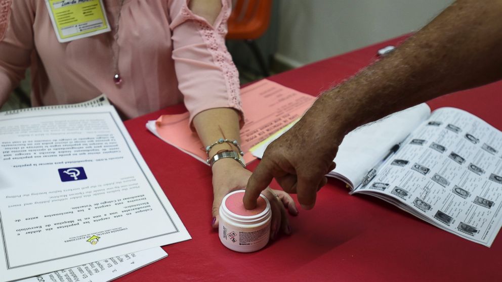 PHOTO: Puerto Rican citizens register before voting in San Juan, June 11, 2017.