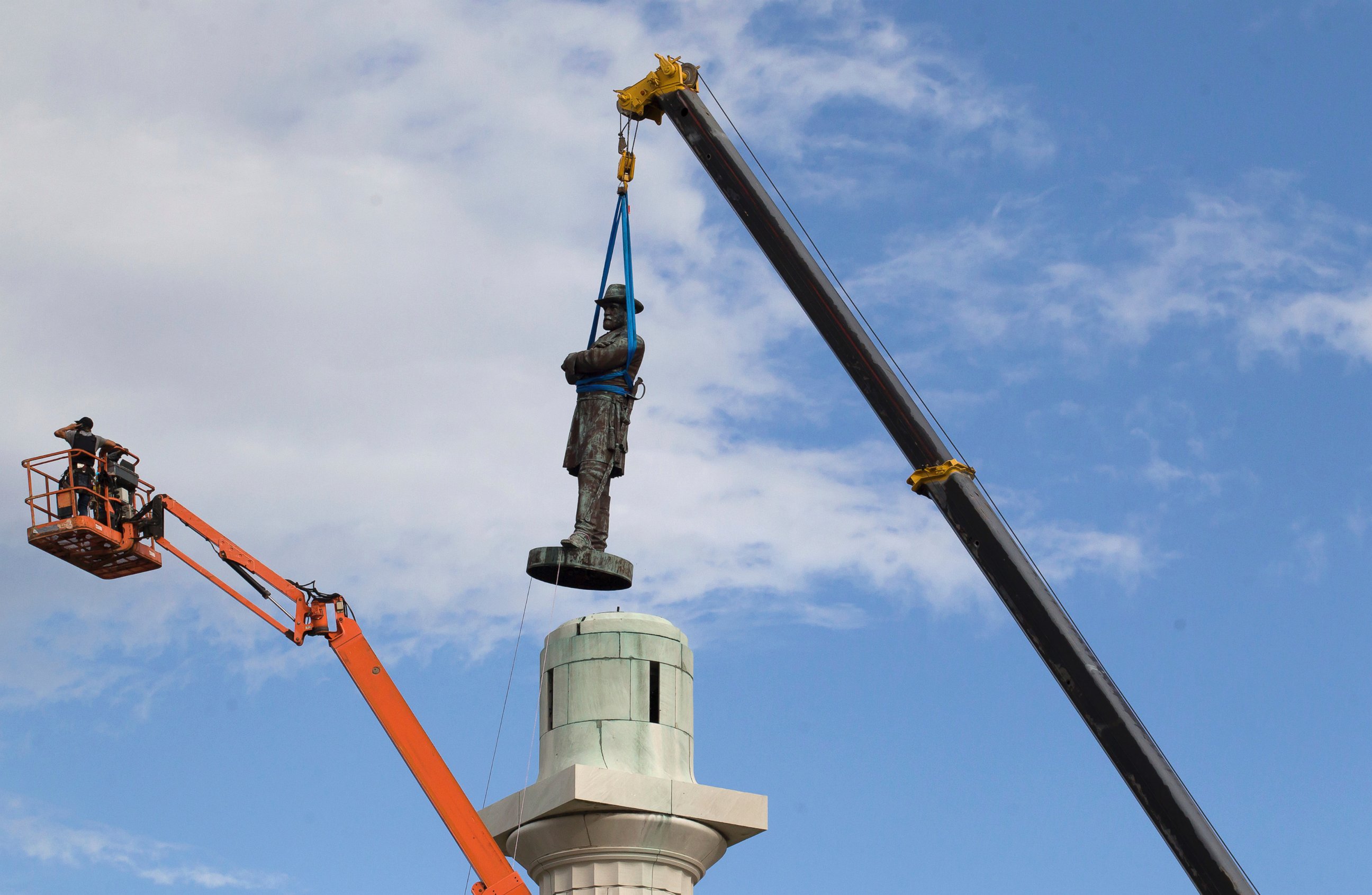 PHOTO: A statue of Confederate General Robert E. Lee is removed from Lee Circle, May 19, 2017, in New Orleans.