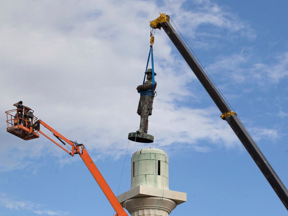 PHOTO: A statue of Confederate General Robert E. Lee is removed from Lee Circle, May 19, 2017, in New Orleans.