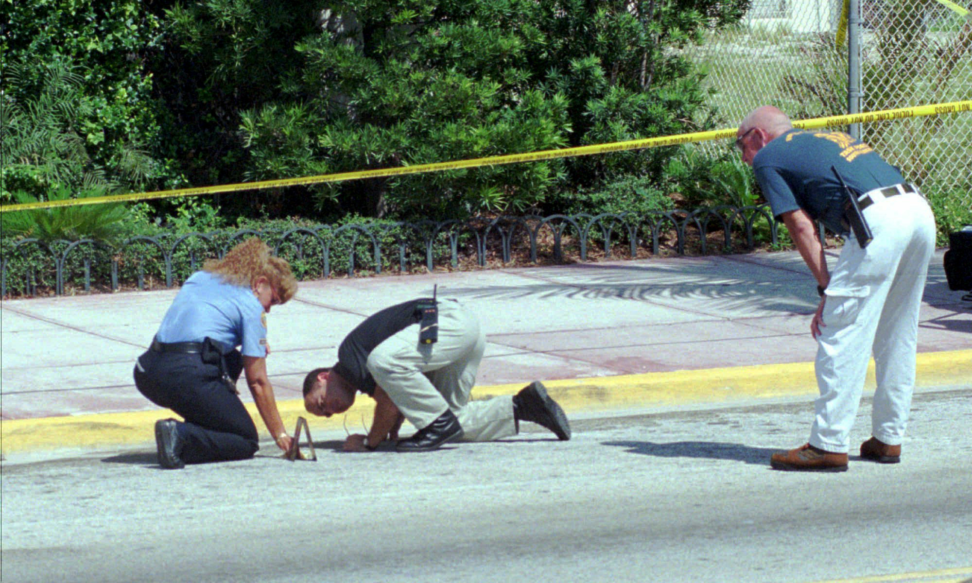 PHOTO: Detectives comb the ground for clues outside the home of slain Italian fashion designer Gianni Versace, July 15, 1997, in Miami Beach.