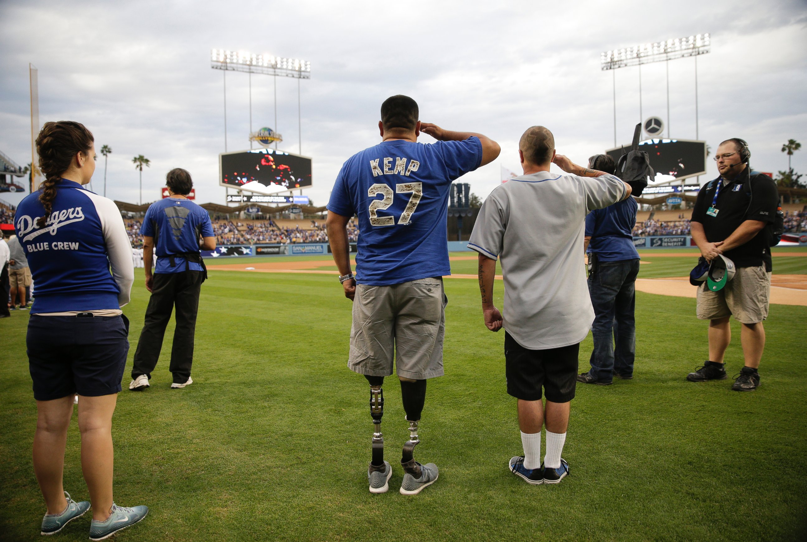 PHOTO: U.S. Army veteran Wesley Barrientos, center, who lost his legs in 2007 while serving in Iraq, listens to the national anthem before a baseball game between the Los Angeles Dodgers and the Arizona Diamondbacks, June 9, 2015, in Los Angeles. 