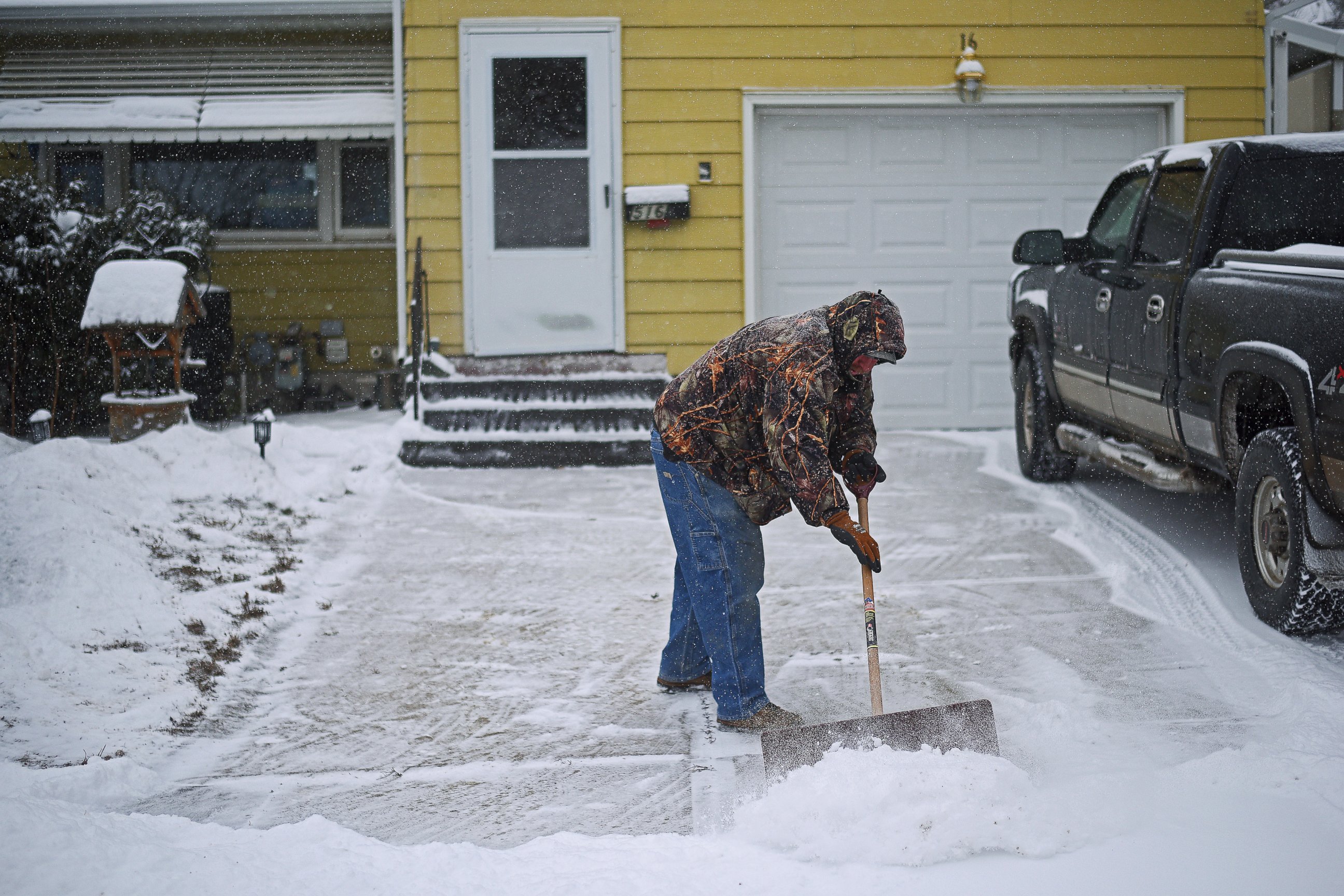PHOTO: Roy Cromwell shovels snow from his driveway during Friday's winter storm, Dec. 16, 2016, in Sioux Falls, South Dakota.