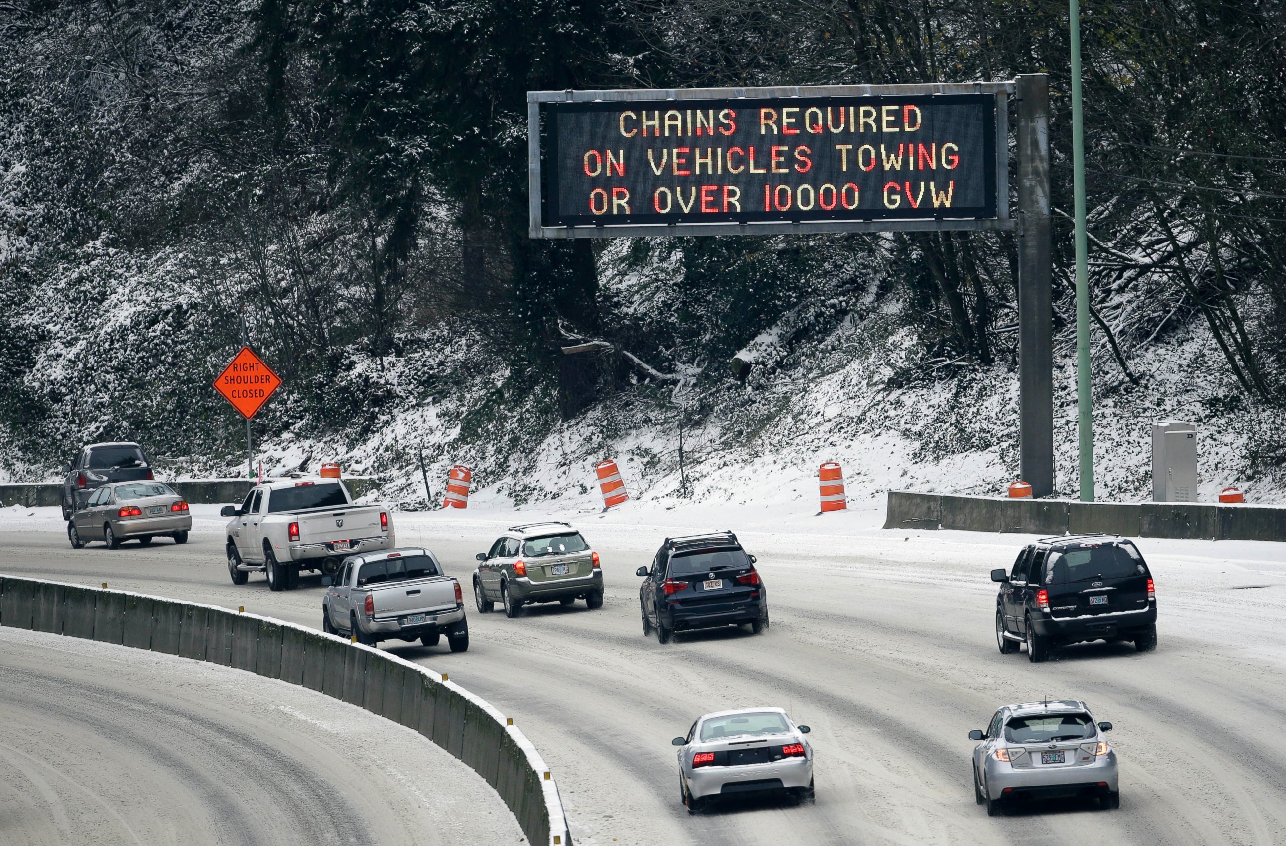 PHOTO: Commuters travel under a warning sign as they work their way down Highway 26 in Portland, Oregon, Dec. 15, 2016.