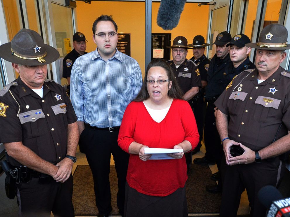 PHOTO: Surrounded by Rowan County Sheriffs deputies, Rowan County Clerk Kim Davis, center, with her son Nathan Davis standing by her side, makes a statement to the media at the front door of the Rowan County Judicial Center in Morehead, Ky.
