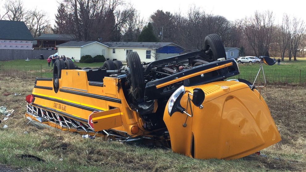 PHOTO:A school bus carrying Griffith High boys basketball team is seen overturned in Demotte, Ind.,  March 19, 2016.   
