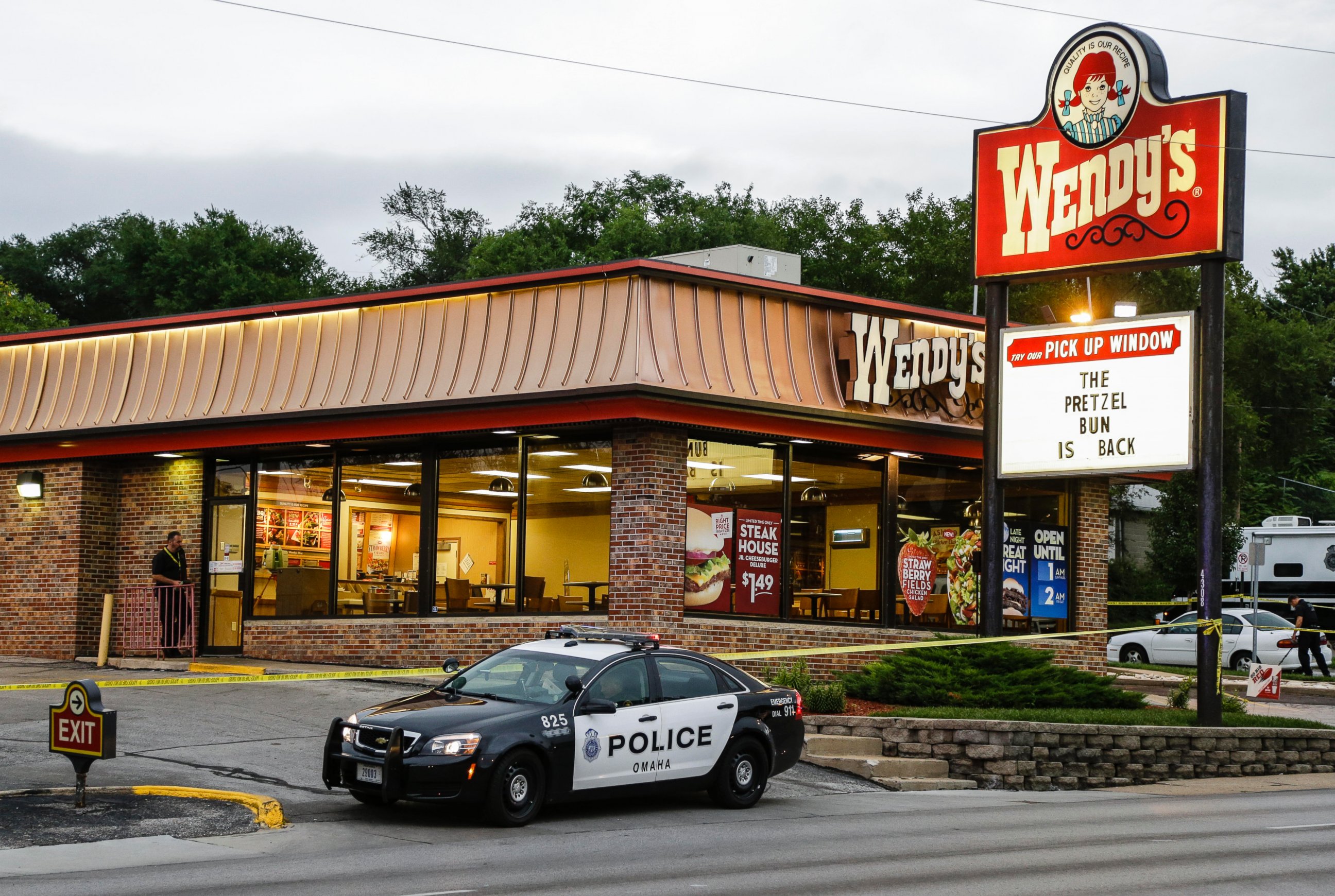 PHOTO: Crime lab technicians sweep a Wendy's in Omaha, Neb., for evidence, Aug. 27, 2014.