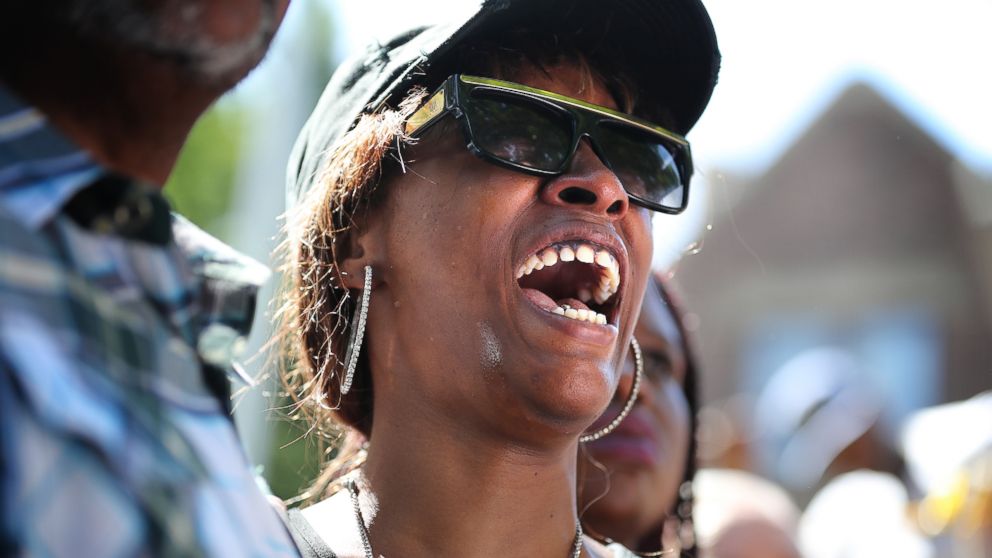 Diamond Reynolds, the girlfriend of Philando Castile, weeps during a press conference at the Governor's Residence in St. Paul, Minnesota, July 7, 2016. 