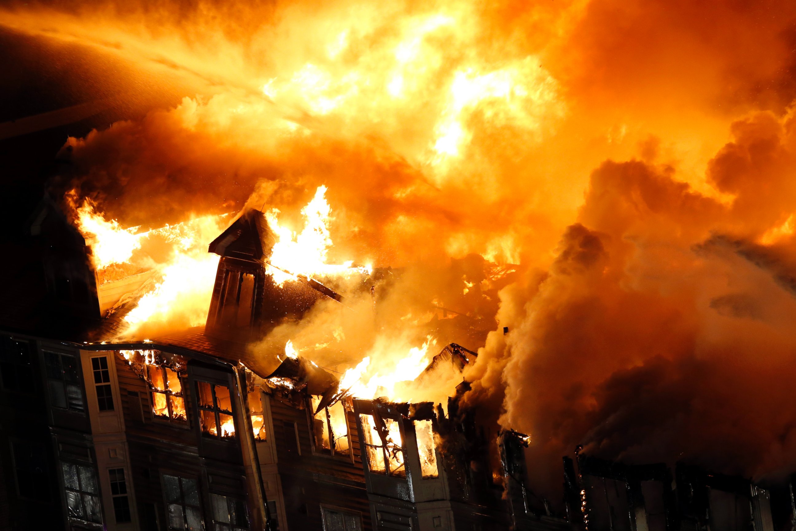 PHOTO: An apartment complex is engulfed by flames, Jan. 21, 2015, in Edgewater, N.J.