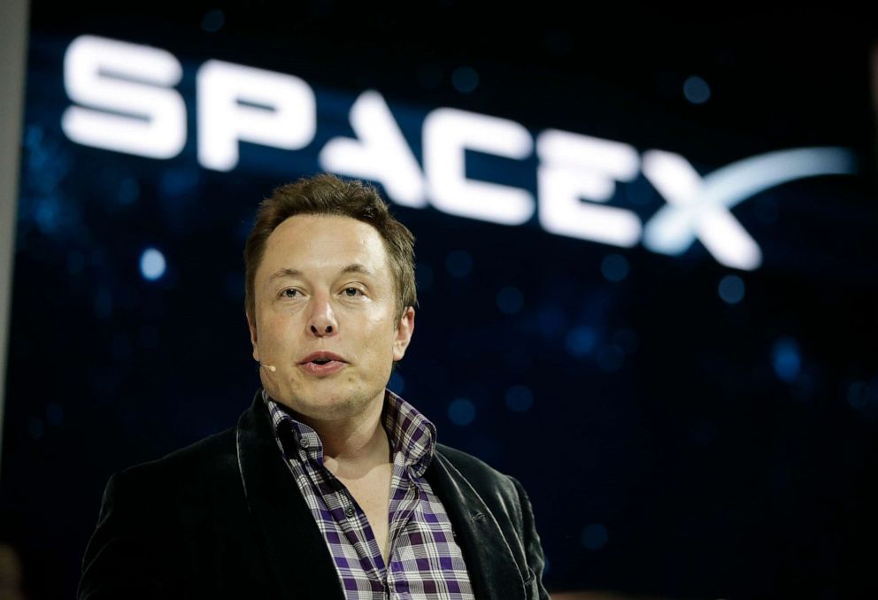 PHOTO: In this May 29, 2014, file photo, Elon Musk, CEO and CTO of SpaceX, introduces the SpaceX Dragon V2 spaceship at the SpaceX headquarters in Hawthorne, Calif.