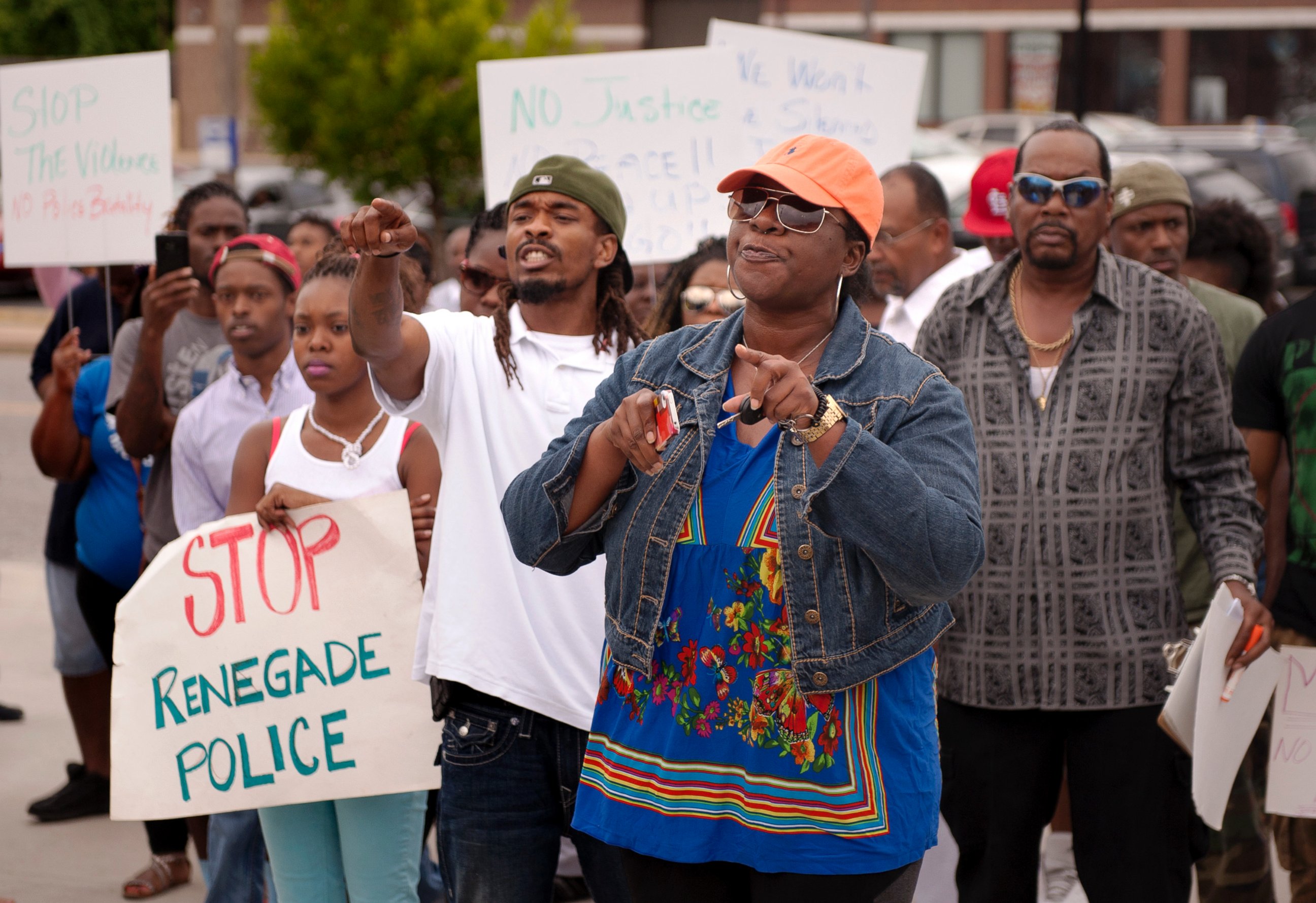 PHOTO: Protestors confront police during an impromptu rally, Aug. 10, 2014 to protest the shooting of Michael Brown, 18, by police in Ferguson, Mo.