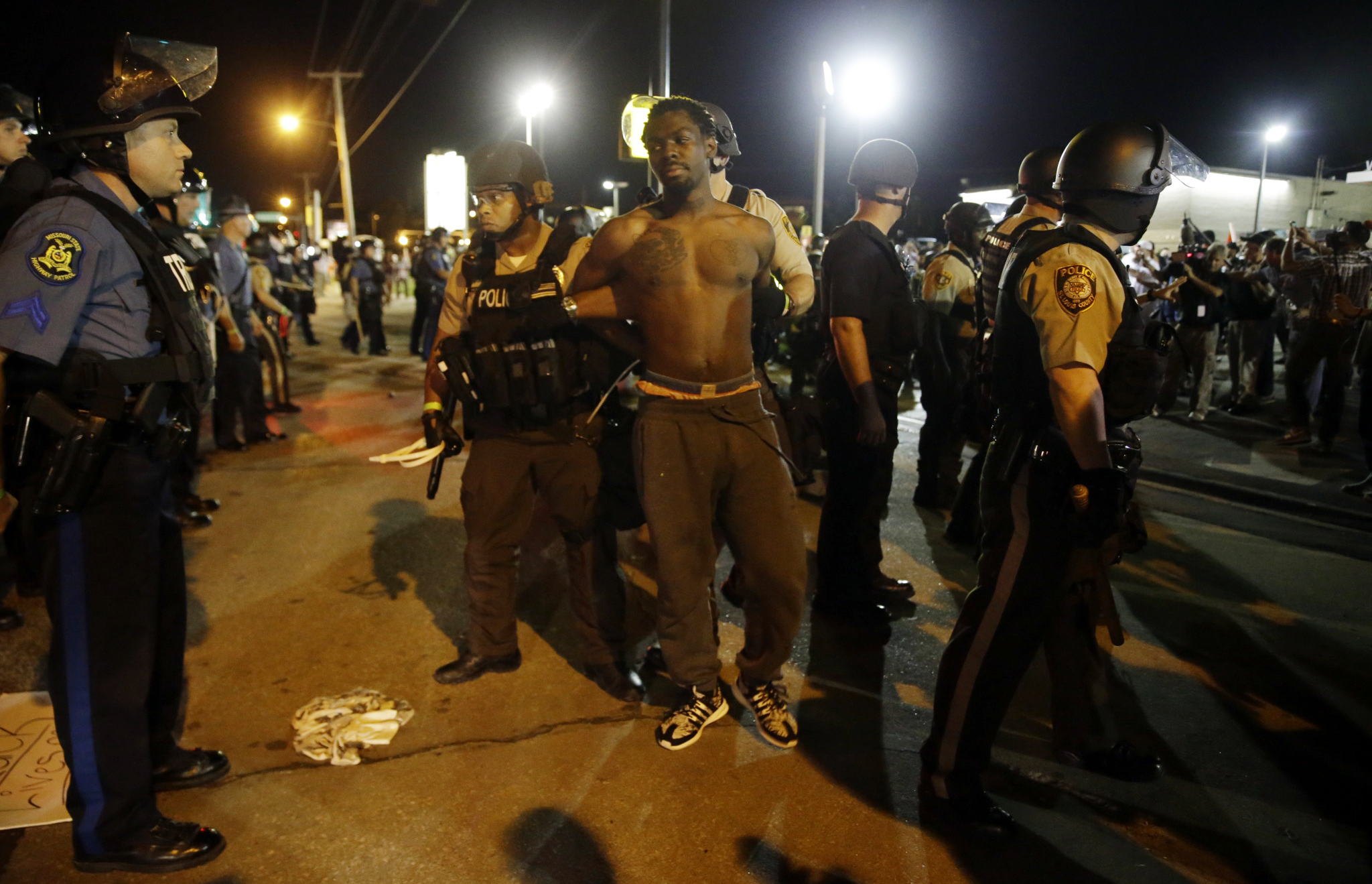PHOTO: St. Louis County Police make an arrest along West Florissant Avenue, Aug. 10, 2015, in Ferguson, Mo.