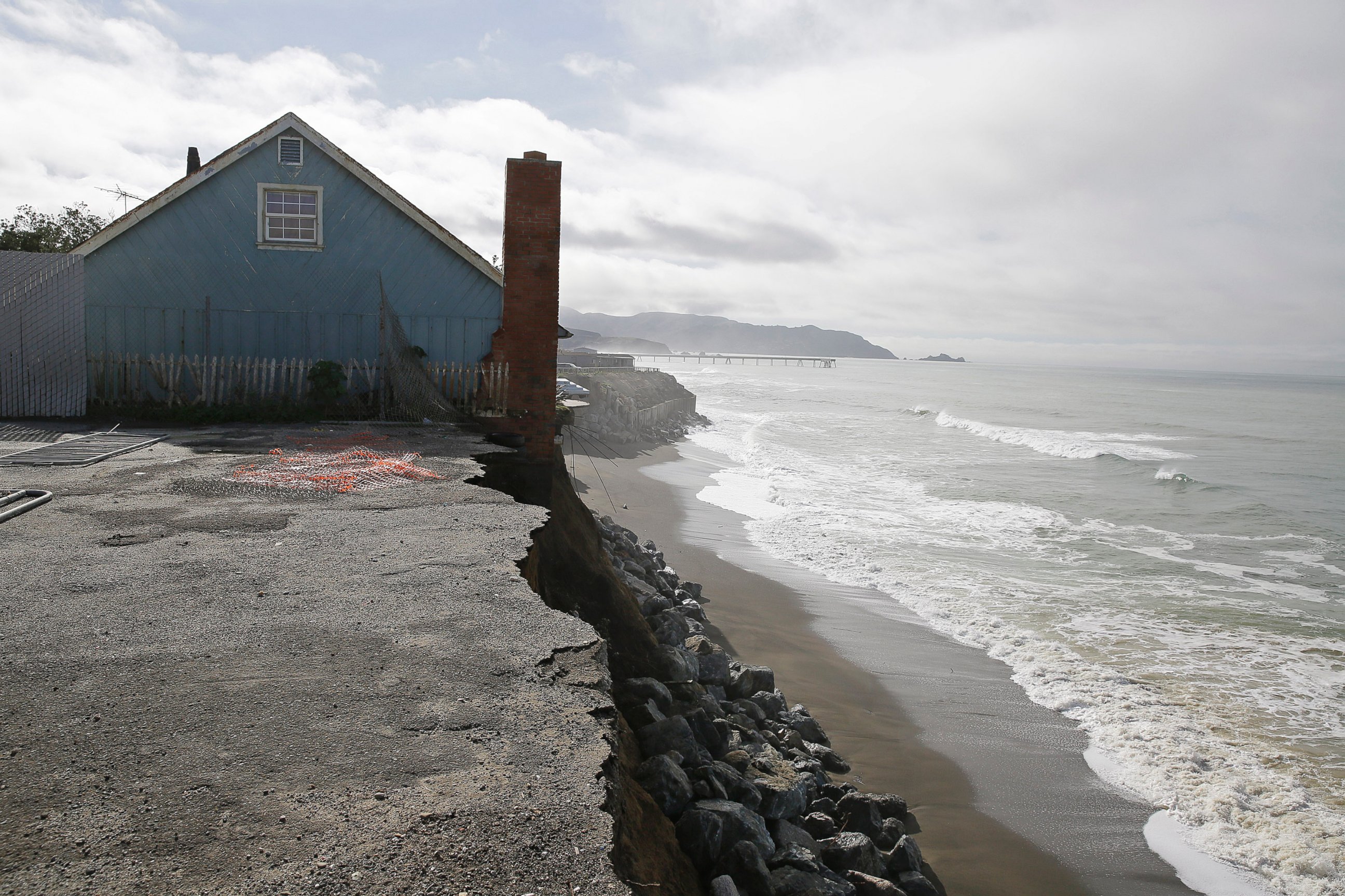PHOTO: A house stands on the edge of an eroding cliff  with the Pacifica Pier in the background Jan. 25, 2016, in Pacifica, Calif. 