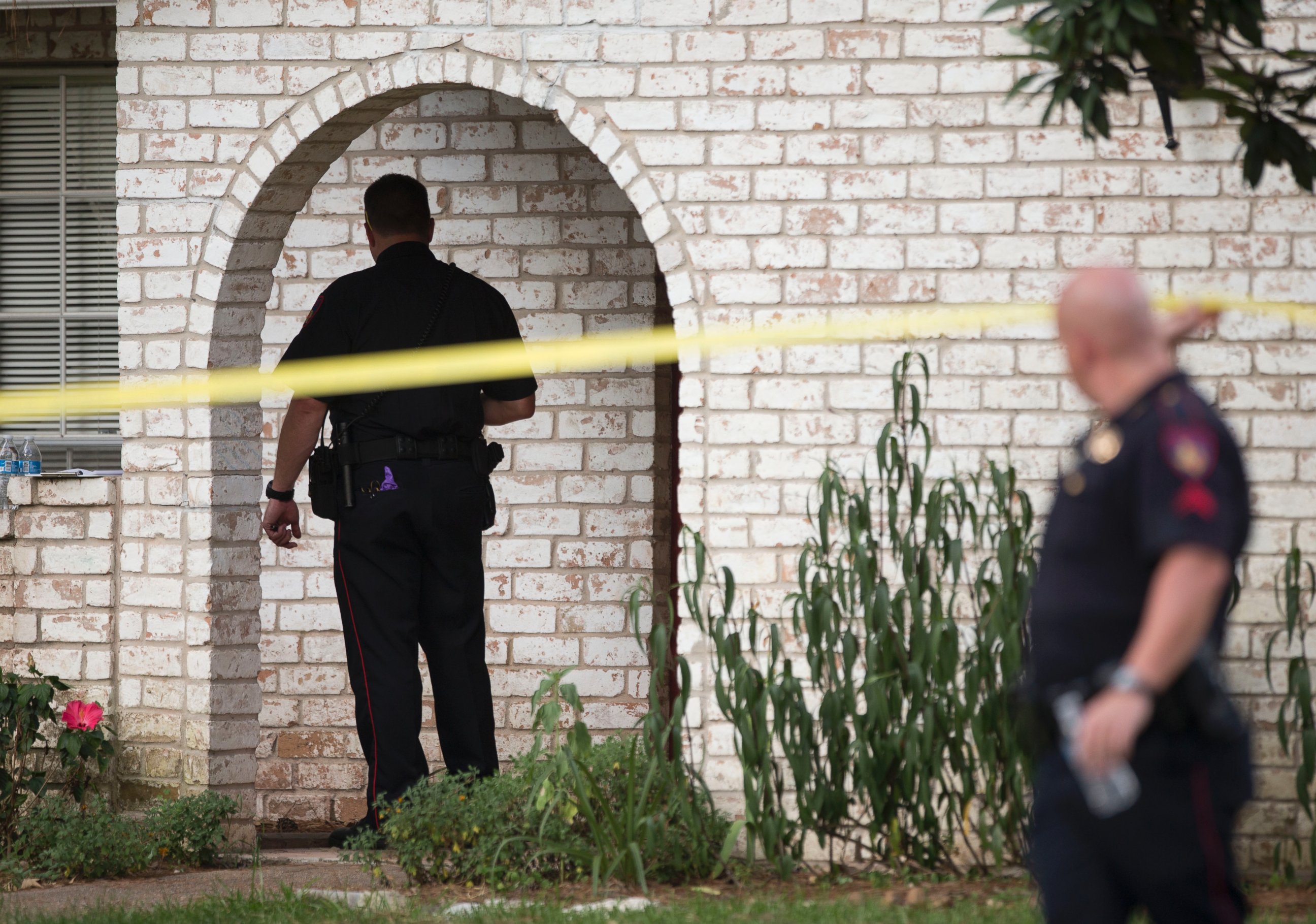 PHOTO: Law enforcement officers investigate the scene of a shooting Wednesday, July 9, 2014, in Spring, Texas.