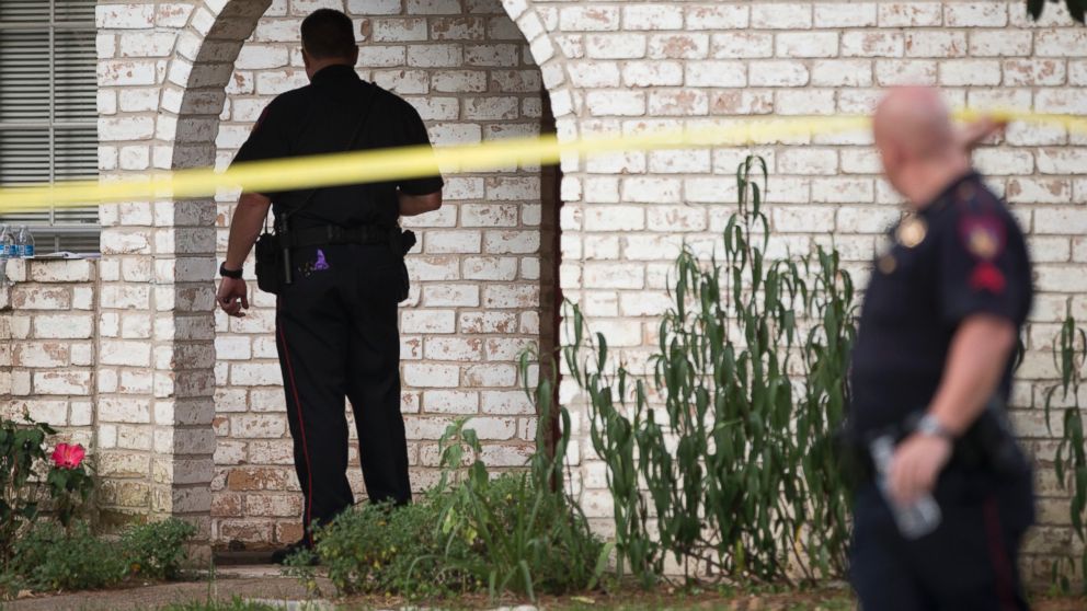 PHOTO: Law enforcement officers investigate the scene of a shooting Wednesday, July 9, 2014, in Spring, Texas.