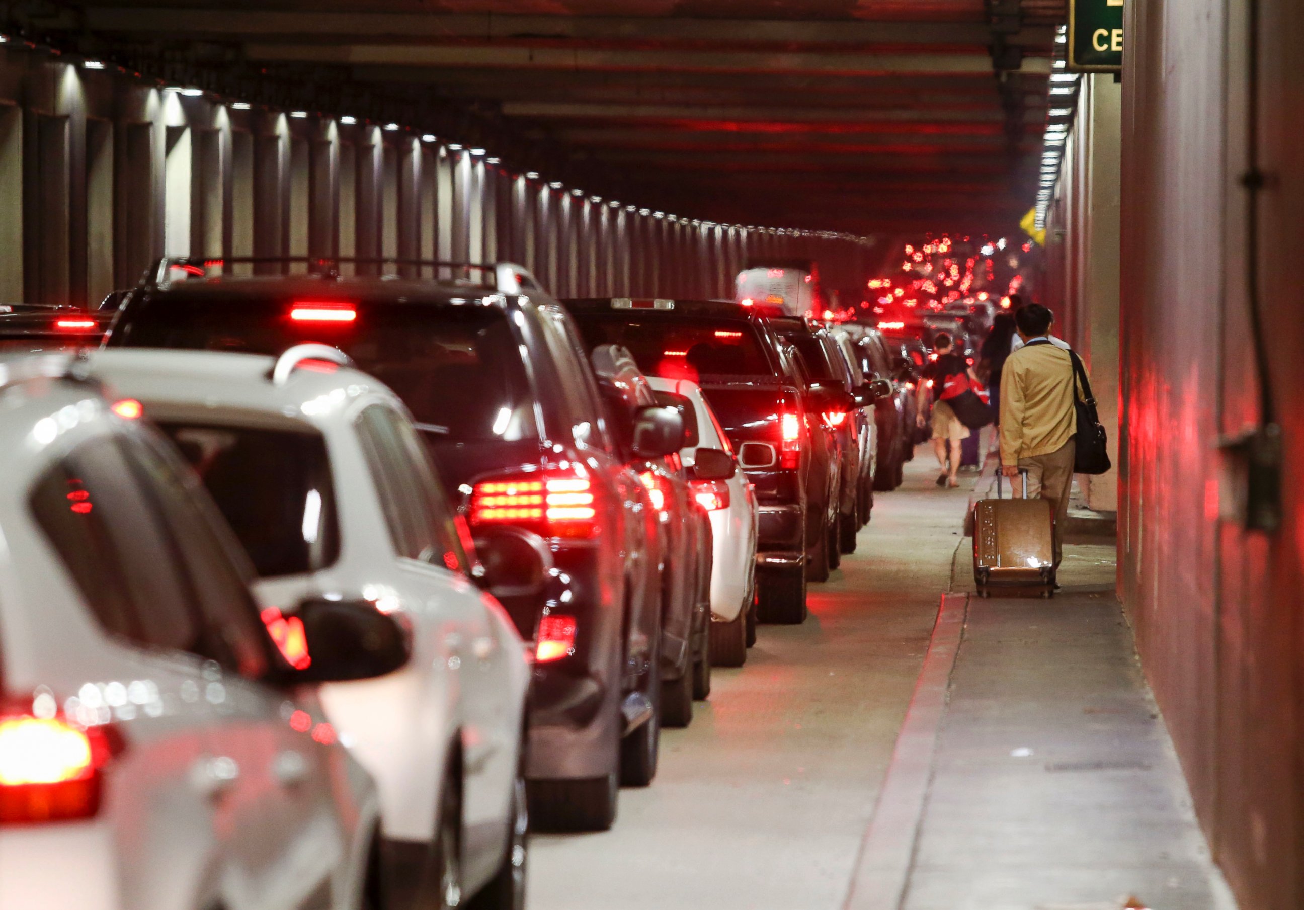 PHOTO: Passengers pull their luggage and walk toward Los Angeles International Airport, Sunday, Aug. 28, 2016.