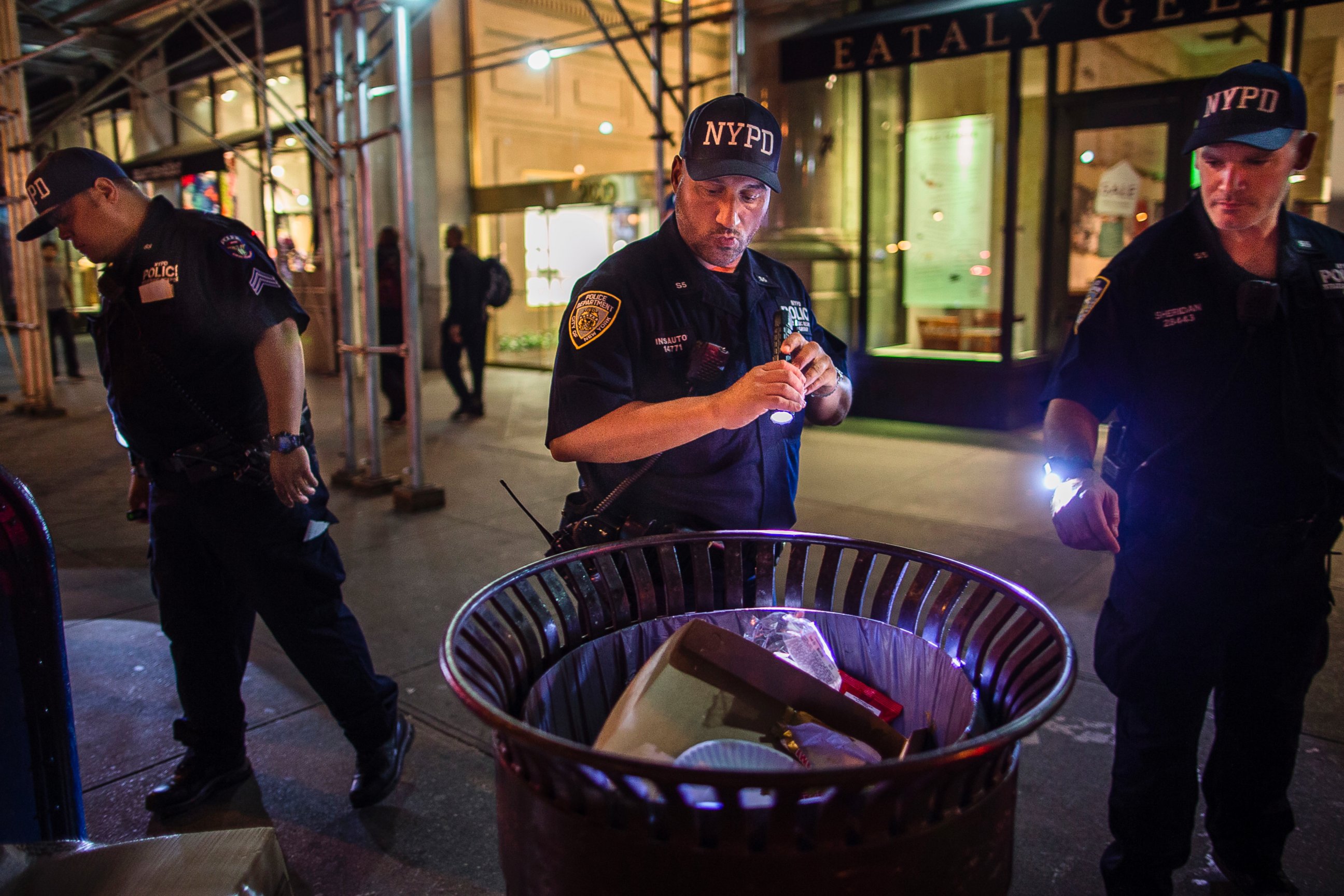 PHOTO: Police officers look for suspicious packages along Fifth Avenue near the scene of an explosion on West 23rd Street and 6th Avenue in Manhattan's Chelsea neighborhood, in New York, Sept. 18, 2016.