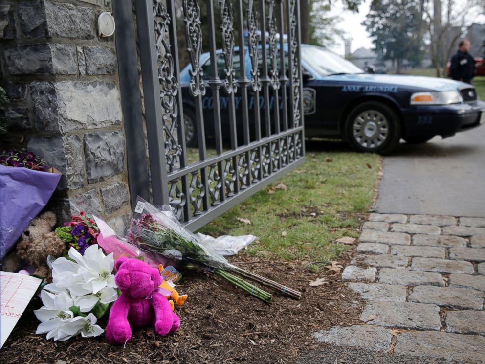 PHOTO: Flowers and teddy bears have been left at the front gate of a waterfront mansion that was gutted Monday by a massive fire, Jan. 20, 2015, in Annapolis, Md.