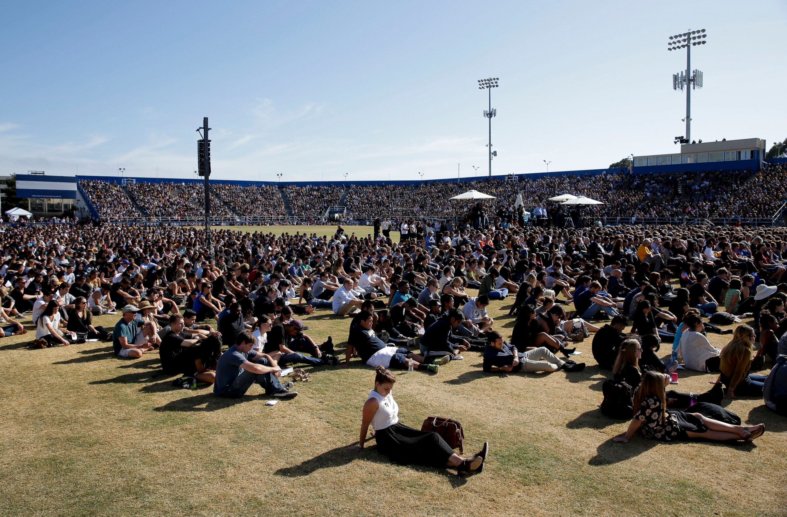 PHOTO: The crowd listens during a memorial service at Harder Stadium on the campus of University of California, Santa Barbara, May 27, 2014.