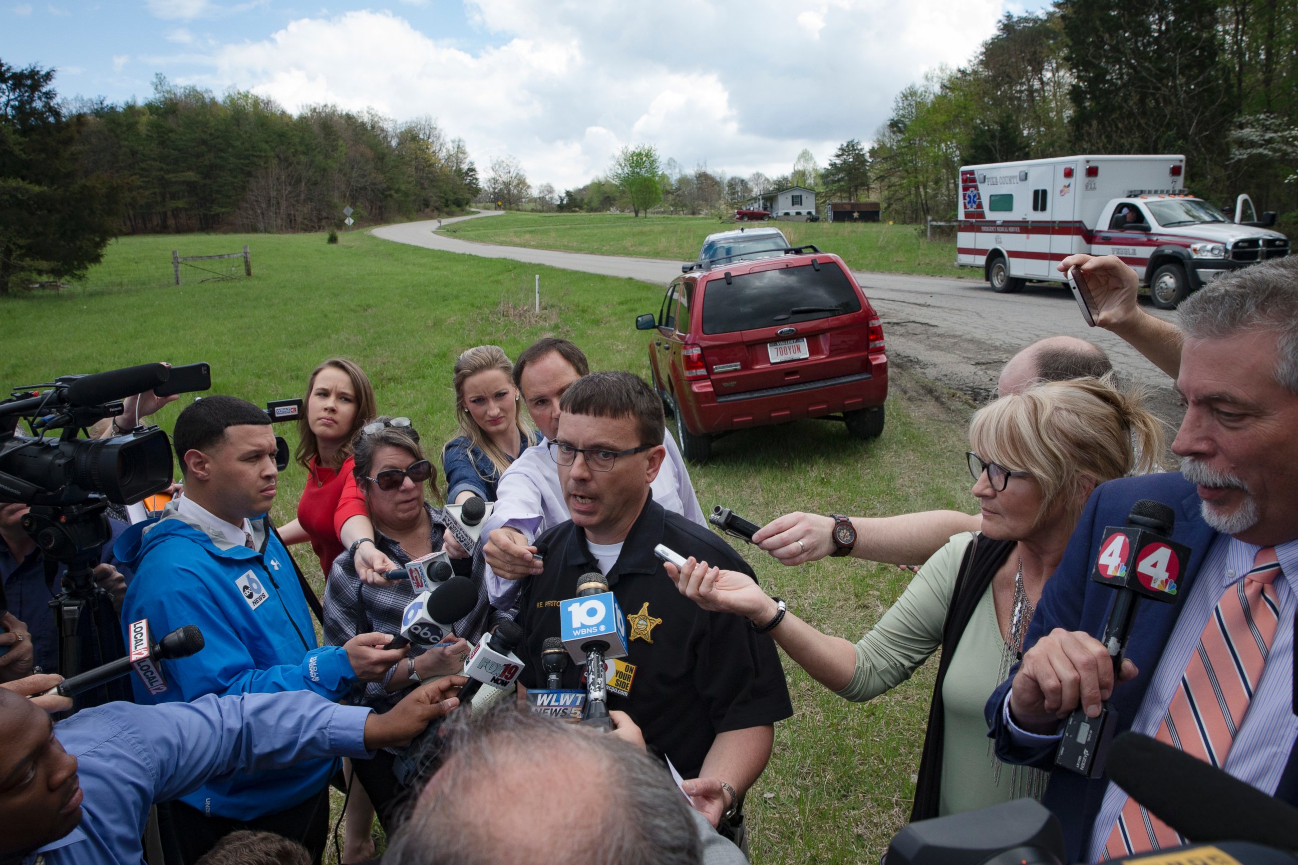 PHOTO: Lt. Michael Preston, of the Ross County Sheriff's Department speaks to the media on Union Hill Road that approaches a crime scene, Friday, April 22, 2016, in Pike County, Ohio. Shootings with multiple fatalities were reported at this location.