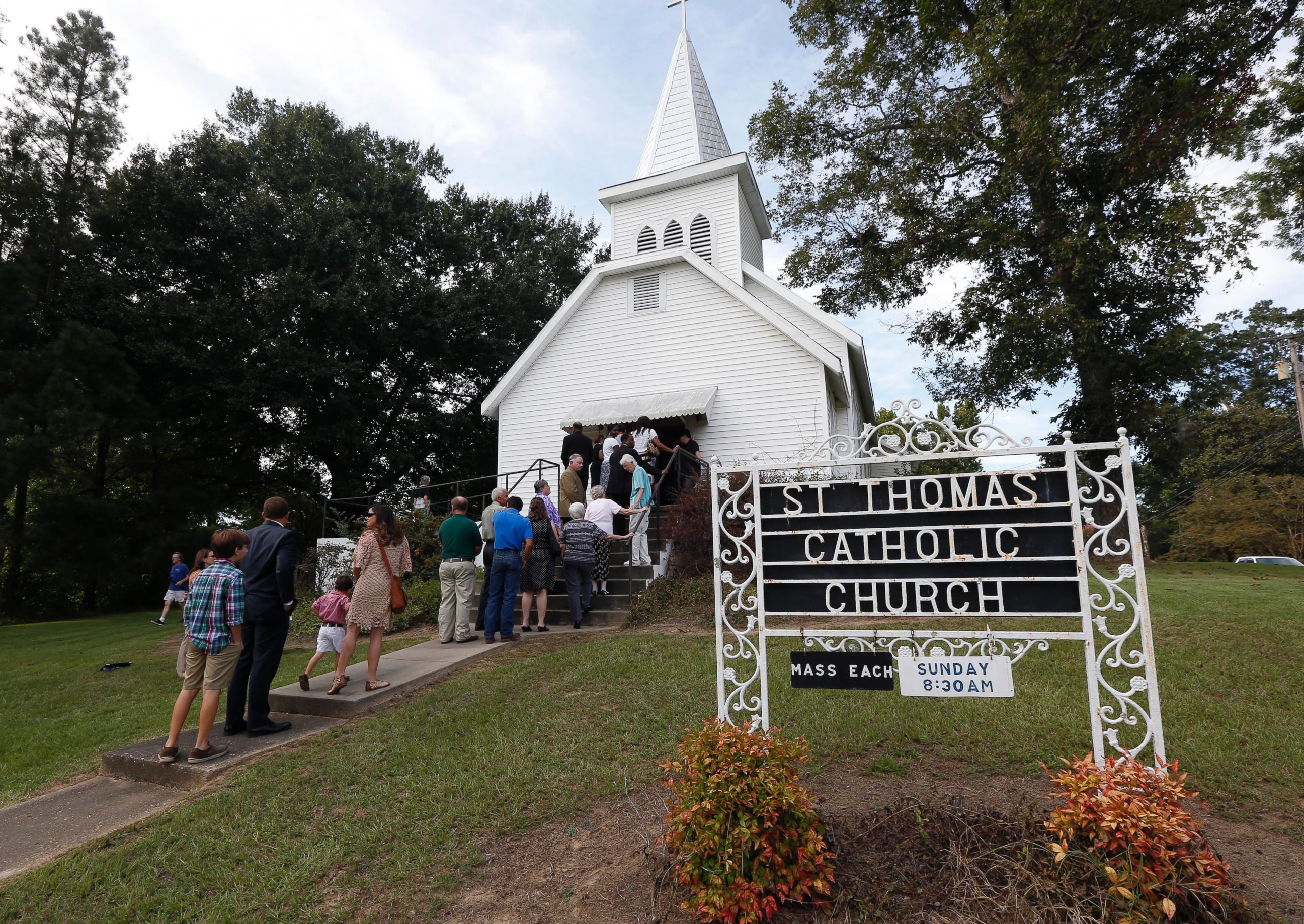 PHOTO: People stand in line to attend a vigil for the deceased held at St. Thomas Catholic Church in Lexington, Mississippi, for Sister Margaret Held and Sister Paula Merrill, Aug. 28, 2016.