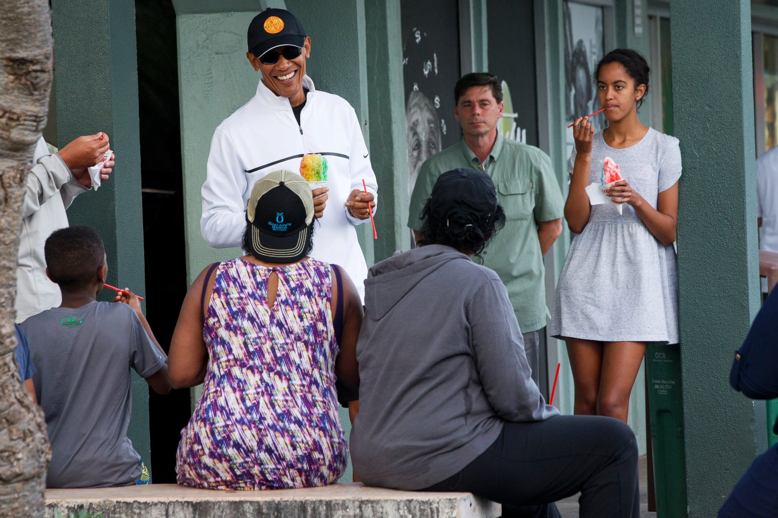 PHOTO: President Barack Obama eats shave ice with daughter Malia, at right, at Island Snow, Jan. 1, 2015, in Kailua, in Hawaii during the Obama family vacation.