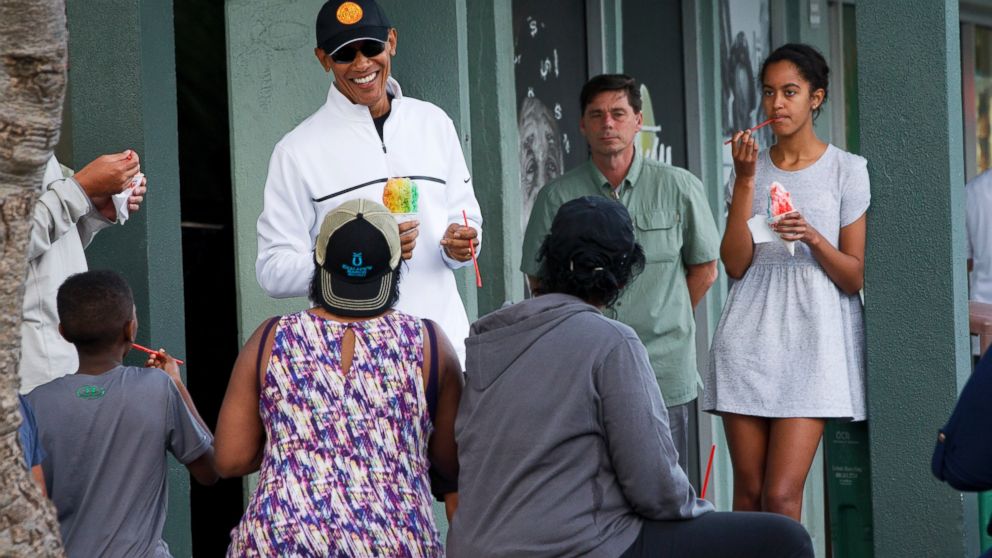 PHOTO: President Barack Obama eats shave ice with daughter Malia, at right, at Island Snow, Jan. 1, 2015, in Kailua, in Hawaii during the Obama family vacation.