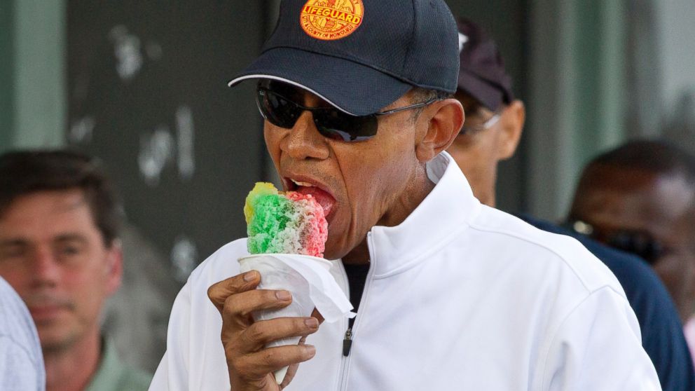 PHOTO: President Barack Obama eats shave ice with daughter Malia at Island Snow, Thursday, Jan. 1, 2015, in Kailua, in Hawaii during the Obama family vacation.