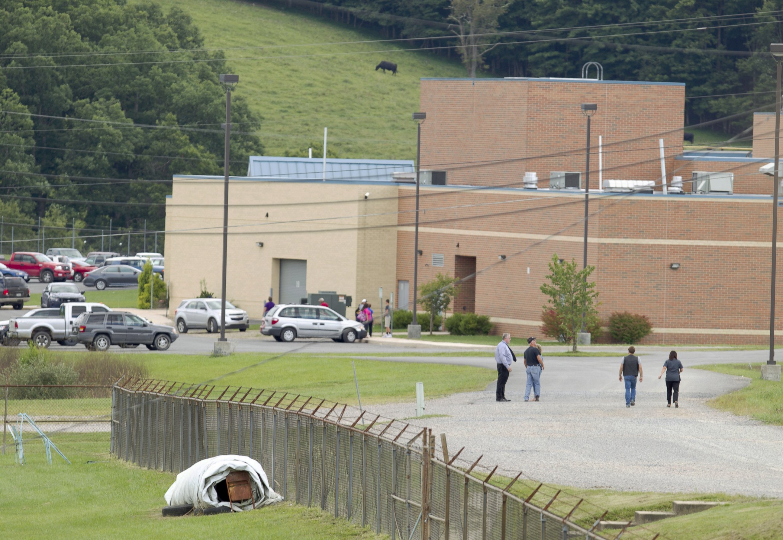 PHOTO: Parents of children from Philip Barbour High School in Philippi, W.Va.,walk to the school to meet up with their children that were evacuated after a hostage situation occurred in the cafeteria of the school, Aug. 25, 2015. 