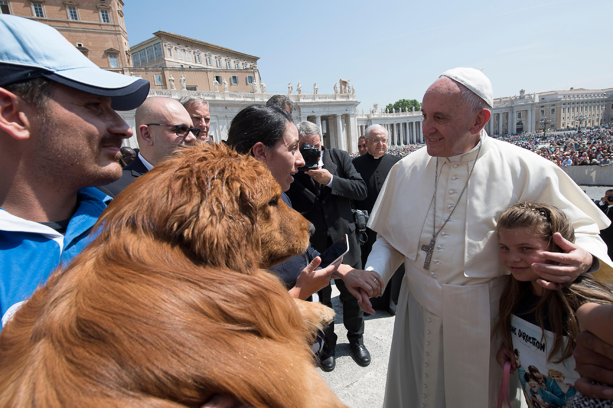 PHOTO: Pope Francis greets members of a marine search and rescue dogs school at the end of his weekly general audience in St. Peter's Square at the Vatican, June 8, 2016. 